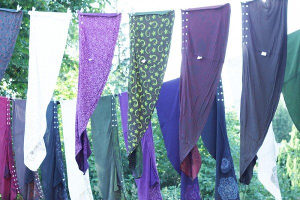 Wickelröcke fürs Shooting von der Natur bügeln lassen - Wickelröcke mit Druckknöpfen fürs Shooting vorbereiten