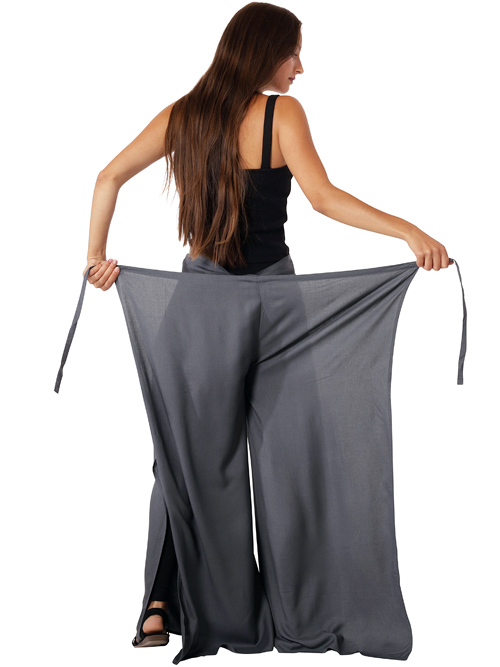 Wickelhose durch Beine ziehen